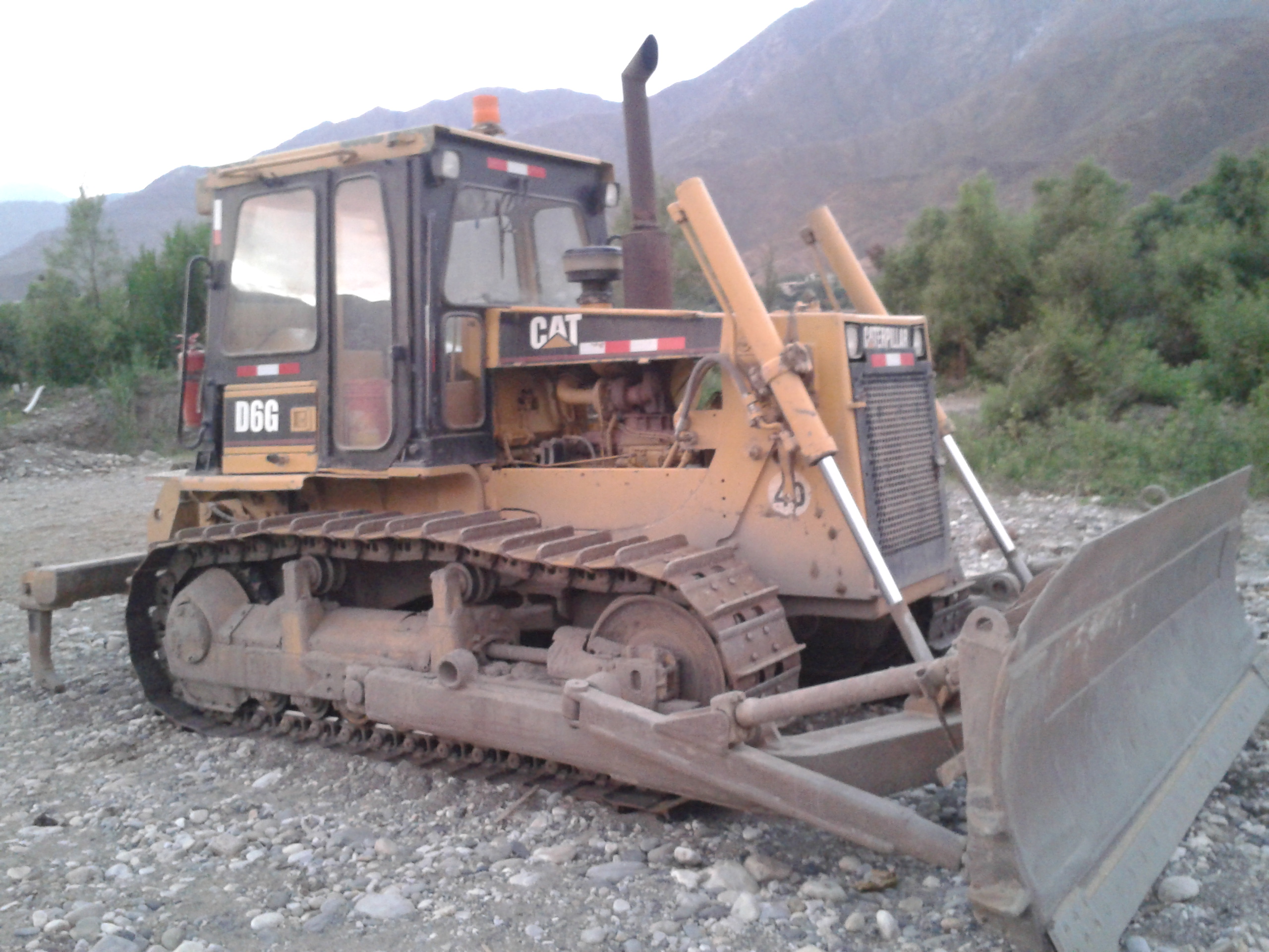 En venta/alquiler tractores oruga CAT D6G-PS y D6R-III